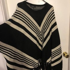 White & black knit poncho ✨